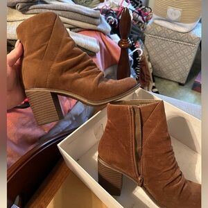Universal Thread size 8 ankle boots